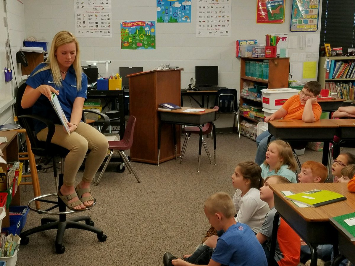 BulldogsCES's tweet photo. Michael Allen, Nikki Whittle, Grant Alder, Haley Owens, Madison Hopkins with First National Bank Board reading to K-2 students. https://t.co/I88m9FCHDe