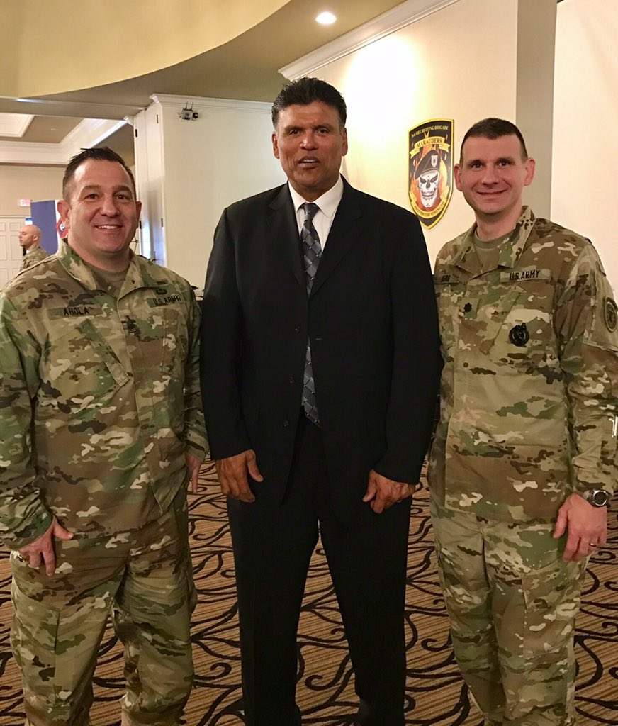 USAREC_Clev_CSM's tweet photo. Cleveland Recruiting Battalion leadership meets NFL HOF Legend @AnthonyMunozHOF ! 
#FightingAdversity 
#Rockstars https://t.co/LMkUOWGbz8