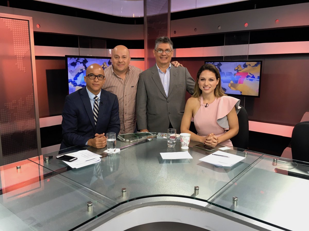 eduzone_org's tweet photo. Esta mañana en entrevista con @HomeroFigueroaG y @lorennapierre hablando del proyecto Edu-zone por @Antena7oficial 
#Apple #Eduzone #ibooks https://t.co/JwCTvcmT1N