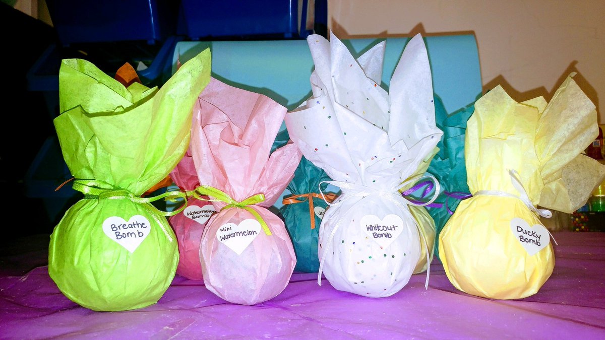 aromabombs's tweet photo. Another shipment going out! This time internationally 🛩
#aromabombs #💞🛀💣 #twogirls #twocountries 🇺🇸🇨🇦 #relax #essentialoils #bathbombaddict https://t.co/rM7UwdAaCb