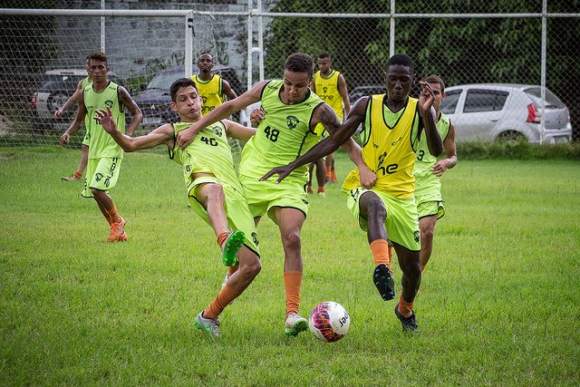 duquedecaxias's tweet photo. Imagens do nosso treino da manhã no @Est_Marrentao, o primeiro com bola.

📷 @andersondslima/@AgenciaAMS 

#VamosDuque 🔷🔶 https://t.co/QoySeYj7tG