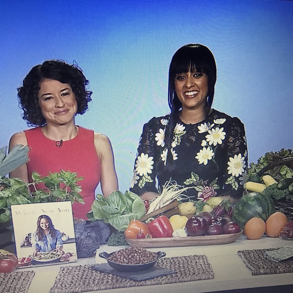 CaseyOnTV's tweet photo. She's always the sweetest! @TiaMowry & her new cookbook-#WholeNewYou healthy & realistic! Now on @GoodDayNM #gdnm https://t.co/vi0Lt2iTml