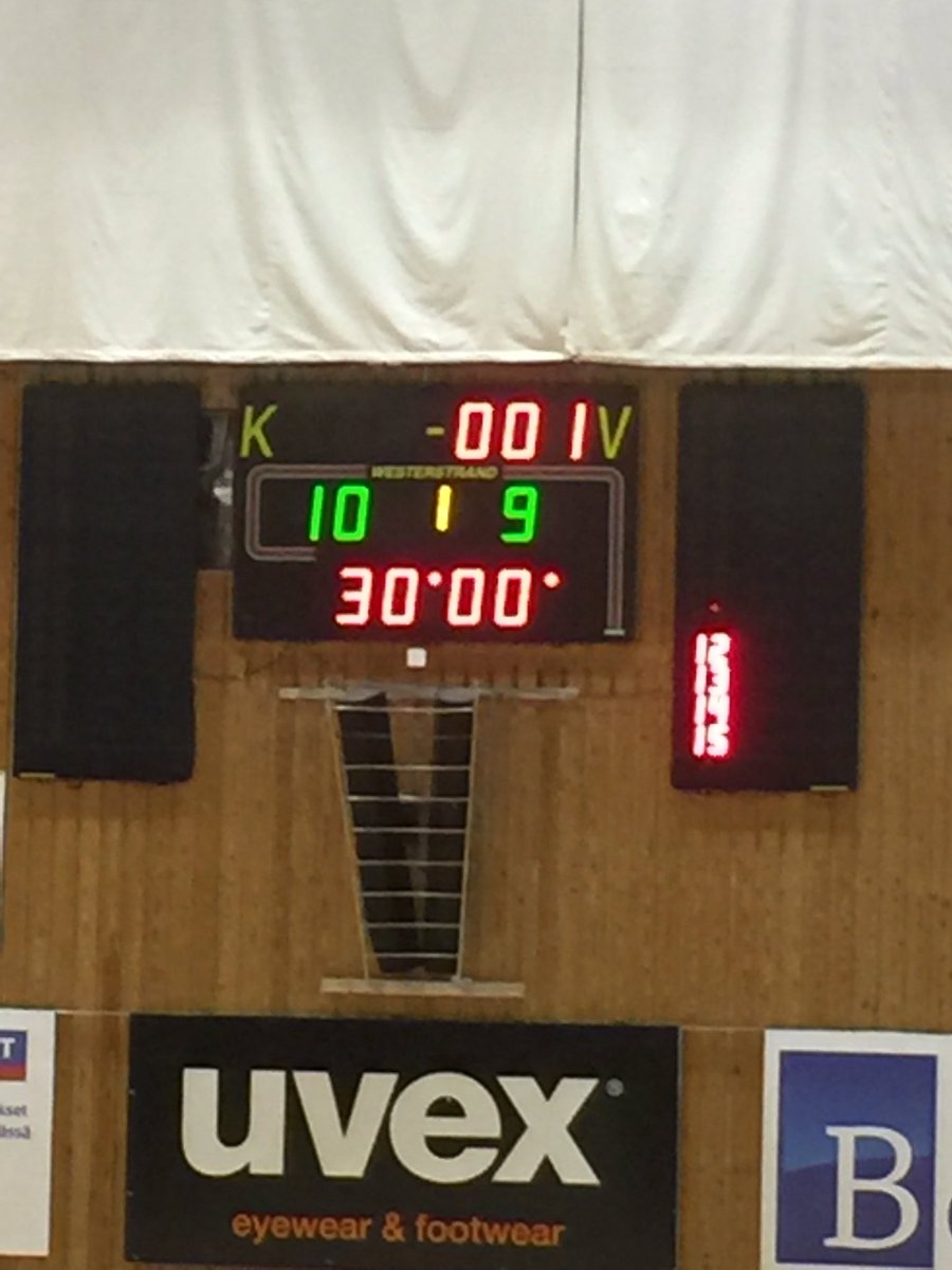Sparta_IF's tweet photo. Tiukkaa taistelua, puoliajalle @Sparta_IF yhden maalin johdossa #kanariefaglarna #käsipallo #handboll https://t.co/zSq4sffHIg