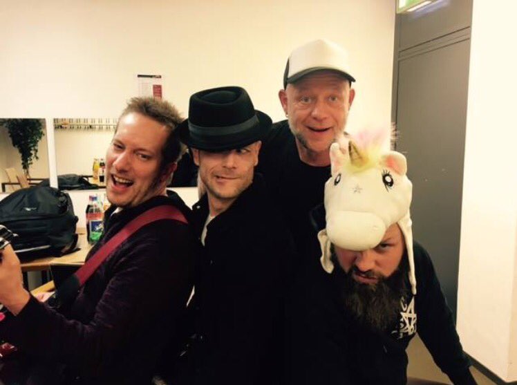 Grüsse aus dem Backstage!
#rebeltell #backstage #wirliebenschlager #einhorn #rocknroll