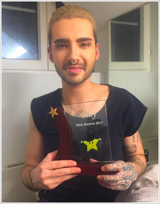 Billy (<a href="/billyisnotok/">BILLY</a> - <a href="/bill_kaulitz_fr/">Billkaulitz-world.com (Marie Bello)</a>) a reçu le trophée "Web Awards 2017" ! ;)