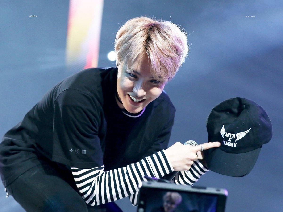 fatcheeksariel's tweet photo. That feeling when Jhope brags about the hats we made for them @KrisMa0820 @BTS_twt  😍💕 #JHOPE #bts #WingsTourInnewark #THEWINGSTOUR https://t.co/eB4hFHto8f