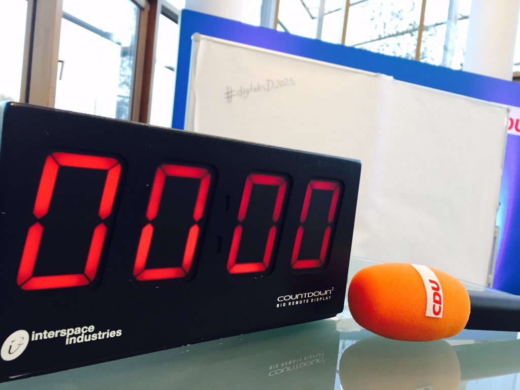 CDU's tweet photo. Digitale Köpfe pitchen ihre besten Ideen - immerhin 3 Minuten Zeit haben sie dafür. (Nur @petertauber darf länger reden...) #digitalesd2025 https://t.co/TtU1muGFzR