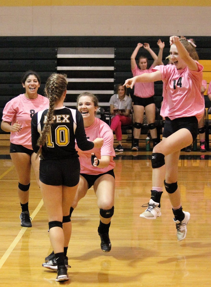 Ltharrington5's tweet photo. Happy Birthday Margo!! I can't believe this year was the last year I'd play volleyball with you. You're gorgeous and I love you!!!! 💖 https://t.co/h4CYPhK4Sn