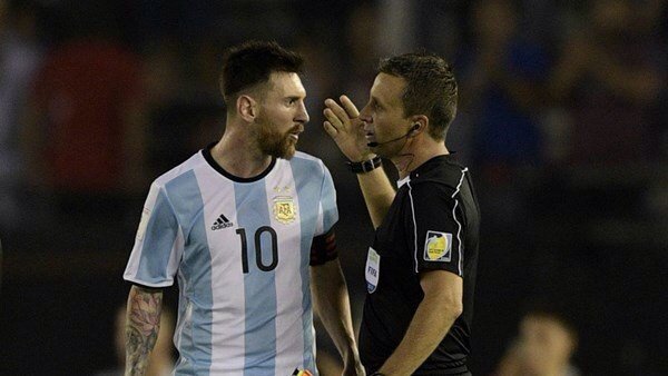 NeryLizarraga's tweet photo. Leyéndole los labios a Messi se aprecia claramente que le dice al línea "La cancha es un desmadre". https://t.co/G0GQDftK2z