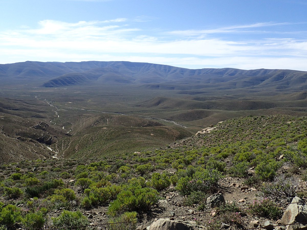 UdeMischa's tweet photo. Doing research in the Karoo is always amazing. Such a beautiful place. My playground 🔨🔨 #shotleft #karoo #southafrica #nature #photography https://t.co/AVzhVYbYbT