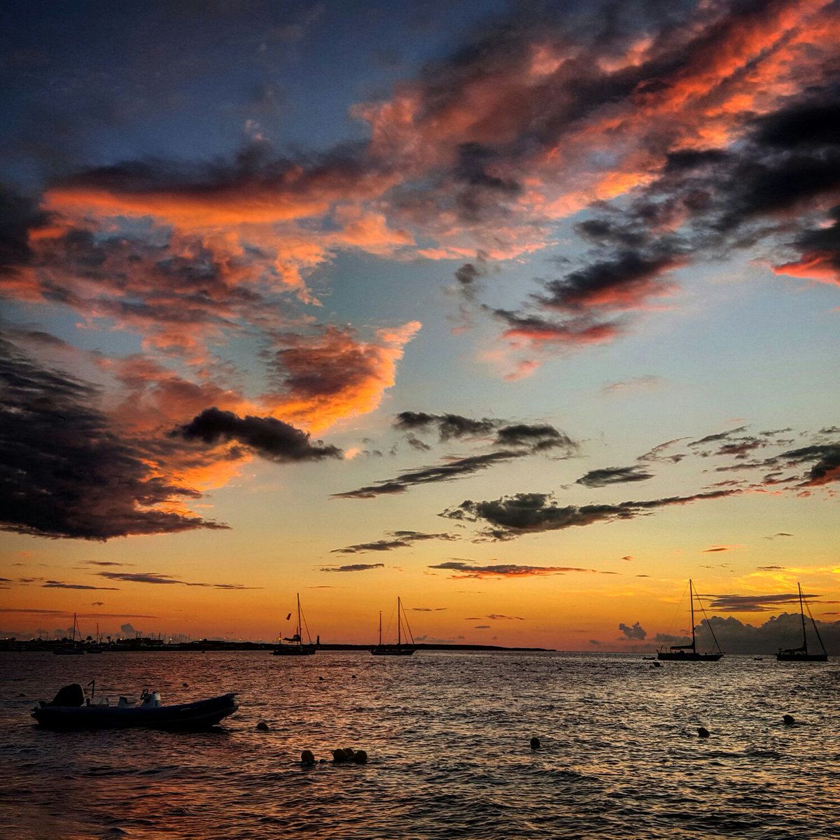 ¡Qué ganas de puestas de sol en Beso Beach Formentera! #sunset #besobeach #nohayveranosinbeso #puestadesolenbesobeach #formentera #illetas