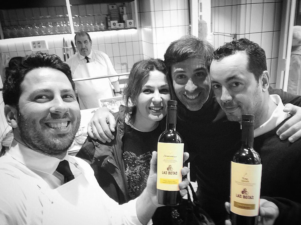 balandrovinos's tweet photo. Sin parar de sonreír! #LasBotas en fantástico @CanabotaSev con Juanlu Sandra y Nacho @SandraGallinero #balandreando #Sevilla https://t.co/K0FFaYUQTy