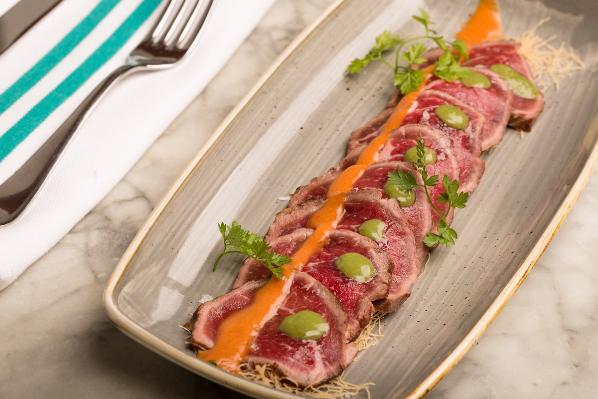 Lo indica su propio nombre: SUPREMA de vaca con curry verde y mojo rojo canario, ¿la has probado? | Estamos abiertos de 20:30 - 24:00