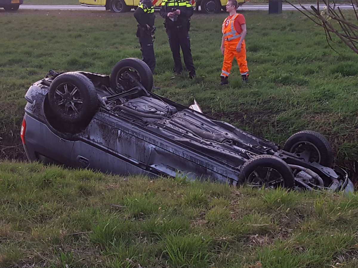 emielbello's tweet photo. @stadshagennws auto in de sloot. Vlakbij de poller richting Hasselt https://t.co/zq2ruyR75c