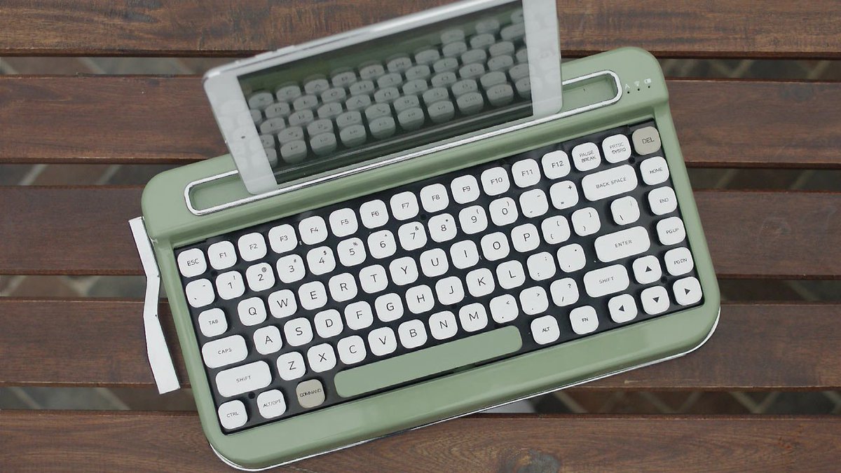 designmilk's tweet photo. PENNA: A Vintage Typewriter-Inspired Bluetooth Keyboard https://t.co/NLup3M1RE9 https://t.co/l8m5FoLkNc