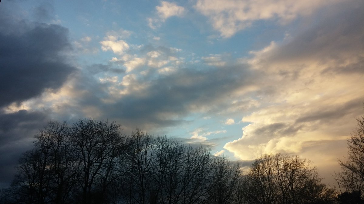 HelSingleton's tweet photo. Clouds are clearing over Wharfedale #lookupmore #balconyviews #watchingtheweather https://t.co/Tbur5Qc21O