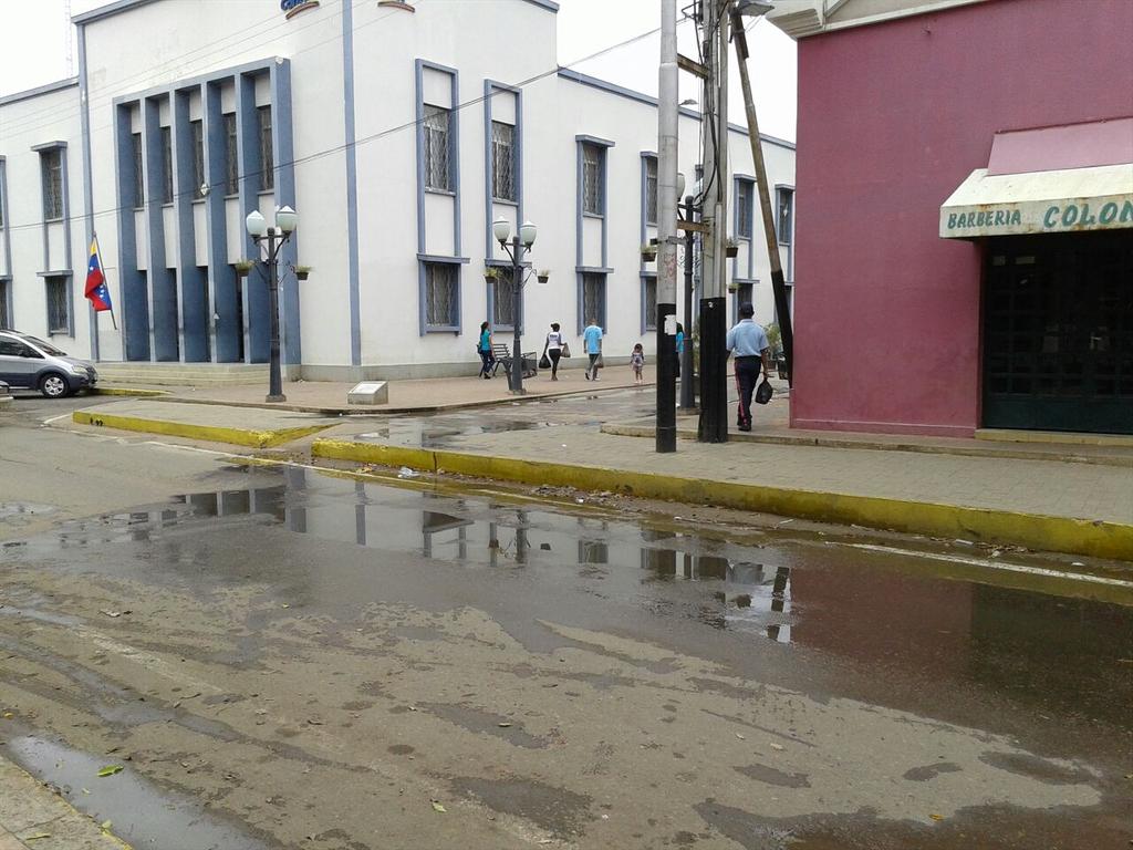 NoticiasFalcon's tweet photo. Usuarios reportan "fuga de agua" desde hace varios días en el Paseo Talavera (en pleno centro de Coro. https://t.co/Q8MLR0lMTJ