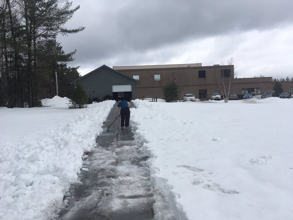 edwinvancalker's tweet photo. He #usa push boys and girls. We  cleaned the push track for you so you are almost ready to go...😉#finalweekoftheseason #pushtrack #snow https://t.co/XELwfx1jXk