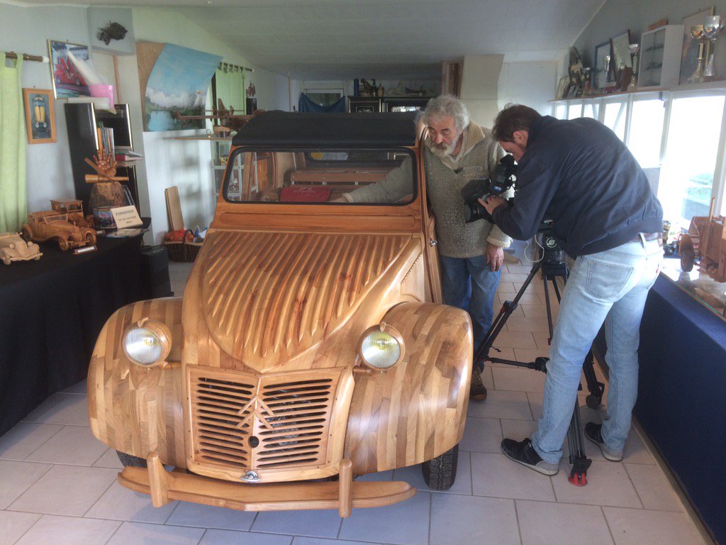 ArnaudMoreauftv's tweet photo. La magnifique #2cv en bois, a revoir sur #France3 .fr #indreetloire #collection #voiture #dodoche #citroen #artisan https://t.co/h6NMF6ZlVv