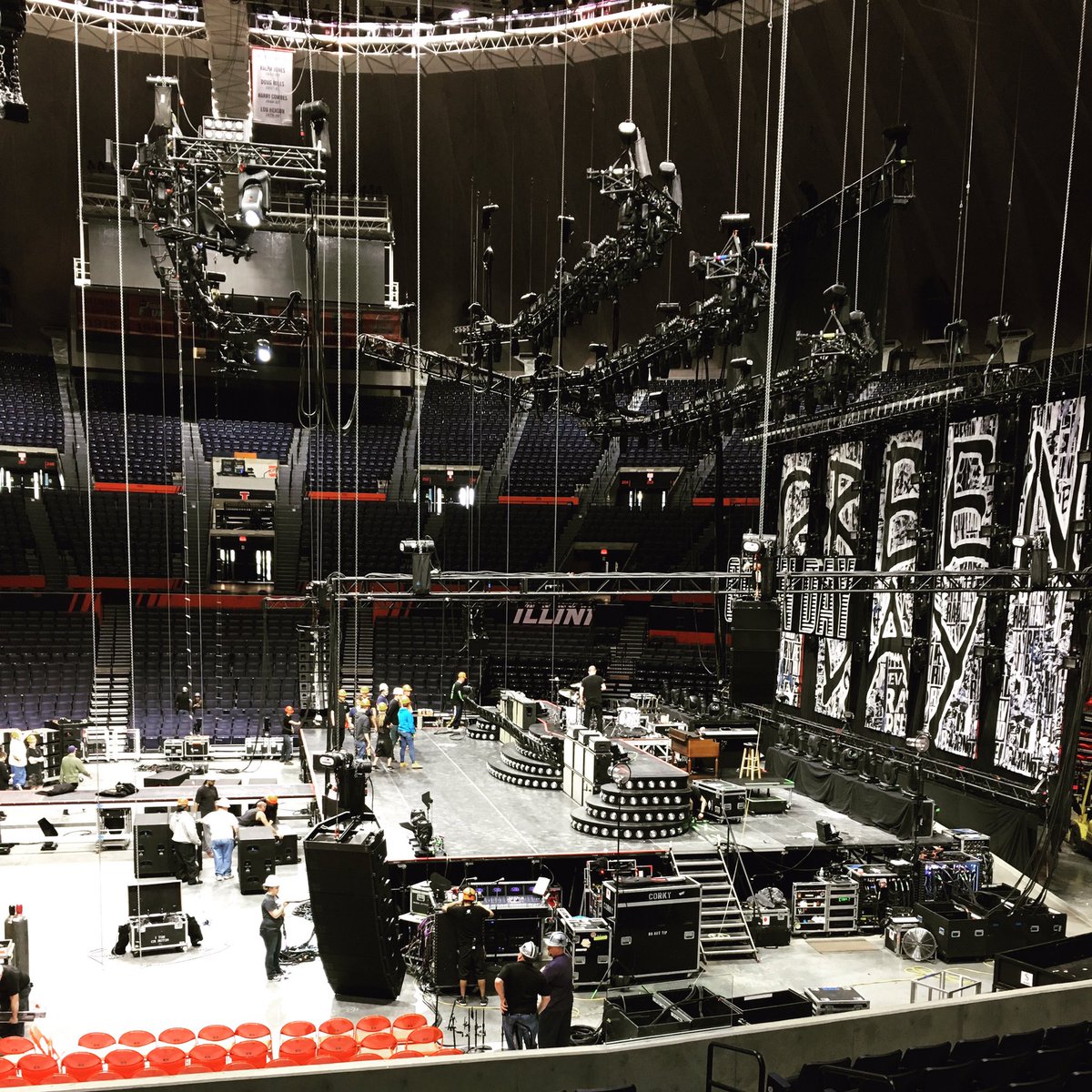 StateFarmCenter's tweet photo. Who's ready to rock tonight with #GreenDay?! See you all there! https://t.co/tEA9G8R5SQ