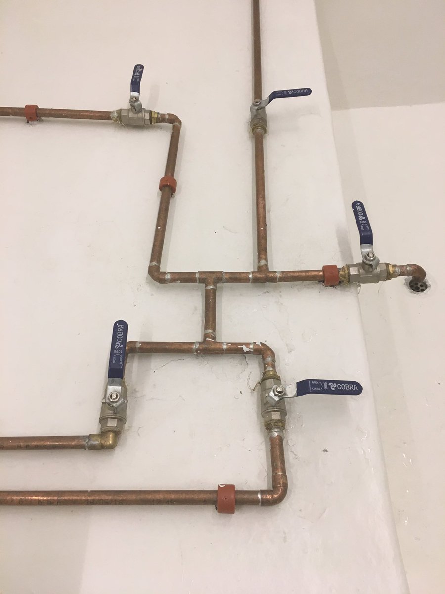 RebeccaMacklin_'s tweet image. Trying to take a shower in my hotel feels like an episode of the Crystal Maze... #pipeproblems