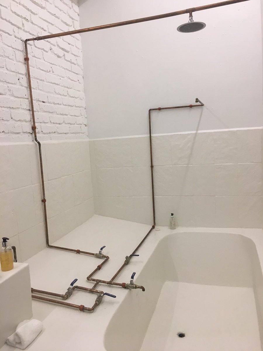 RebeccaMacklin_'s tweet image. Trying to take a shower in my hotel feels like an episode of the Crystal Maze... #pipeproblems