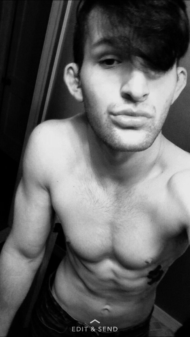 Amazon3Amazon's tweet image. Curse this monstrous chin lol I look like cleft the boy chin wonder😭😭😂 #strongchin #selfie #model #blackandwhite #sexy