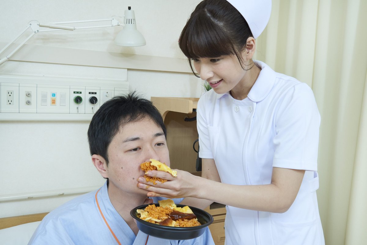Twitter இல おもしろフリー画像素材 患者に手づかみでオムライスを食べさせる看護師 T Co Qik2uovqbg フリー素材