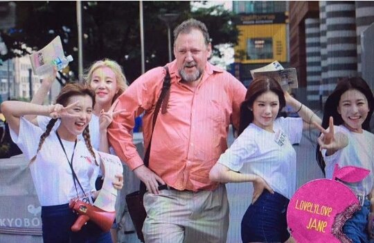 JF_Hyungwon94's tweet photo. LOL 😂
#ahin #jooe #daisy #momoland #heejae #heeu #mixx https://t.co/4NxjphpsHu