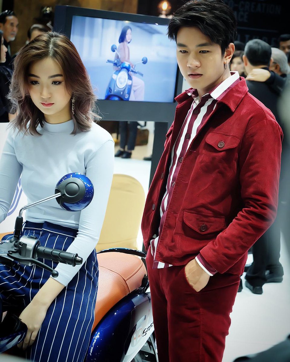 IG : cherryberrywd_w.o.c แอคท่าไหนก็เท่ห์ไปซะหมด 🤔 #tonirakkaen #motorshow2017 #thanaerngnin