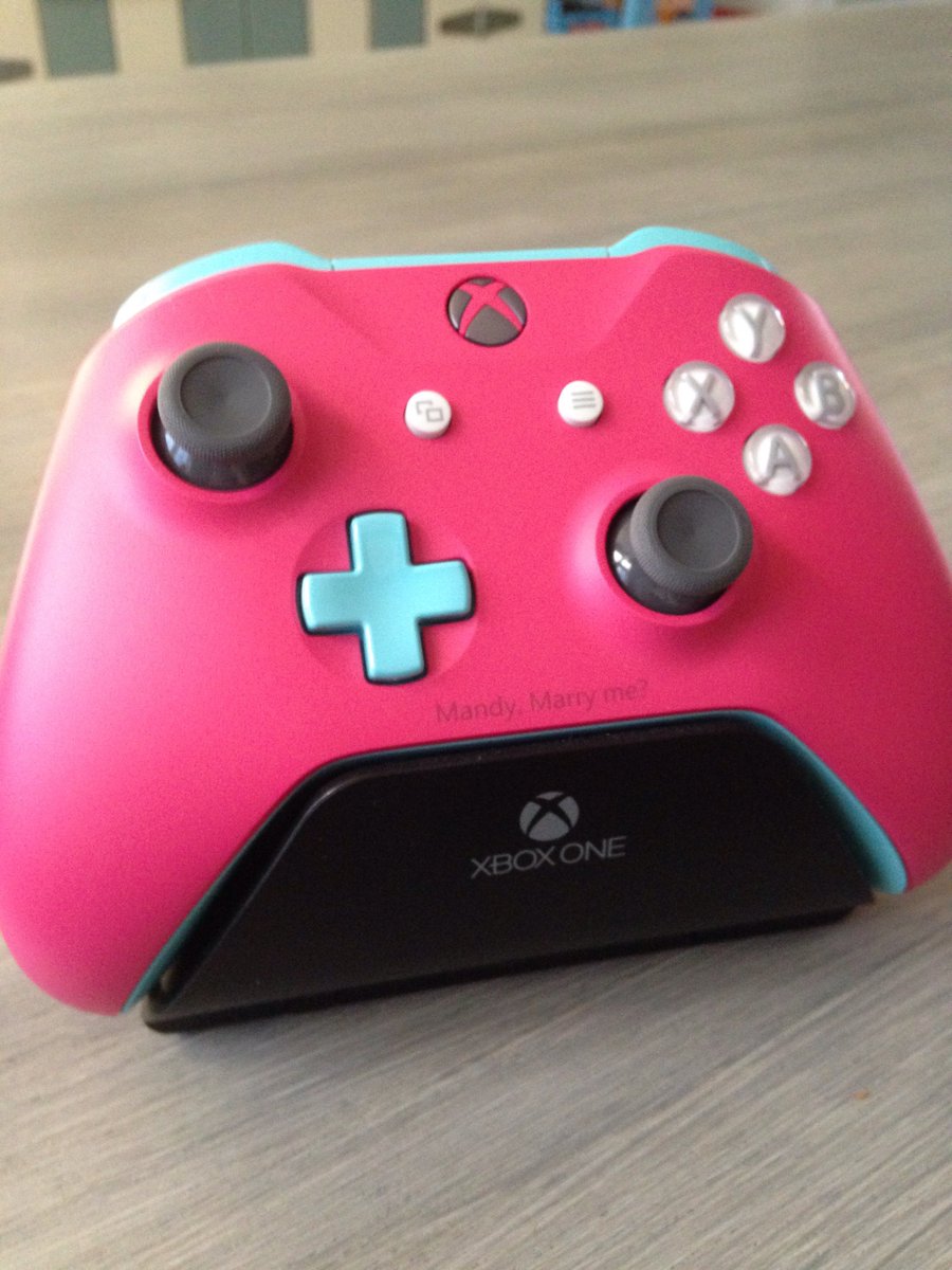 aarongreenberg's tweet image. Huge congrats to @xbox fan @erret84 who proposed the big question with an #XboxDesignLab controller we provided &amp;amp; she said yes! #XboxWedding