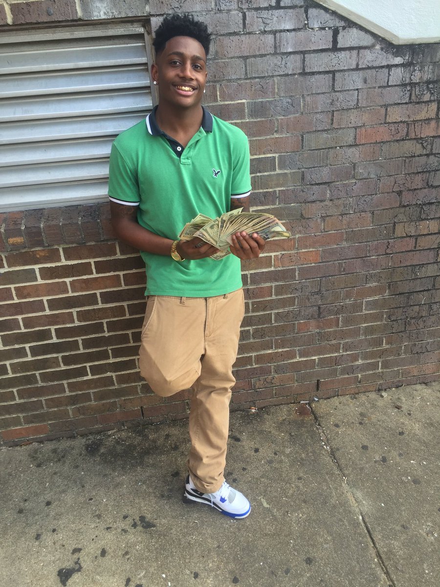 YRN_PrettyBoy's tweet photo. Slaving out here Tryna get the next plate 🙏🏾💰 https://t.co/HF1zTV244W