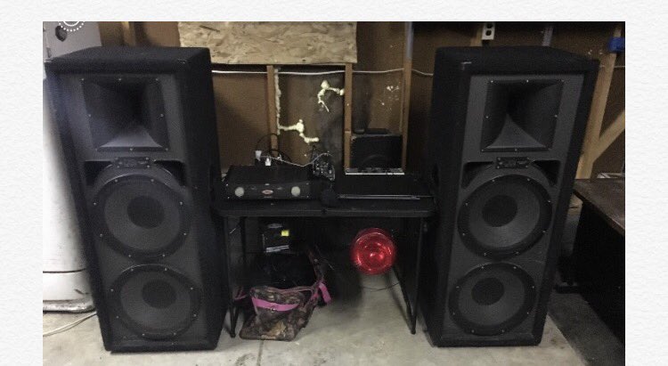 JJ_marlon_Saa's tweet photo. Anyone tryna throw a party @ the heights with this speakers hmu @srucrushes1 @PartiesSru @MakeoutsSru https://t.co/Op9qvSaQJf