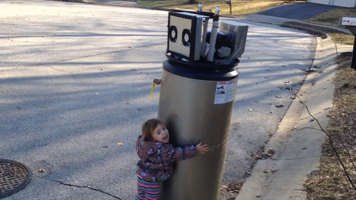 WATCH VIDEO Little girl melts hearts befriending broken water heater 'robot' bit.ly/2ovpOoy https://t.co/wCL6WMZdDe