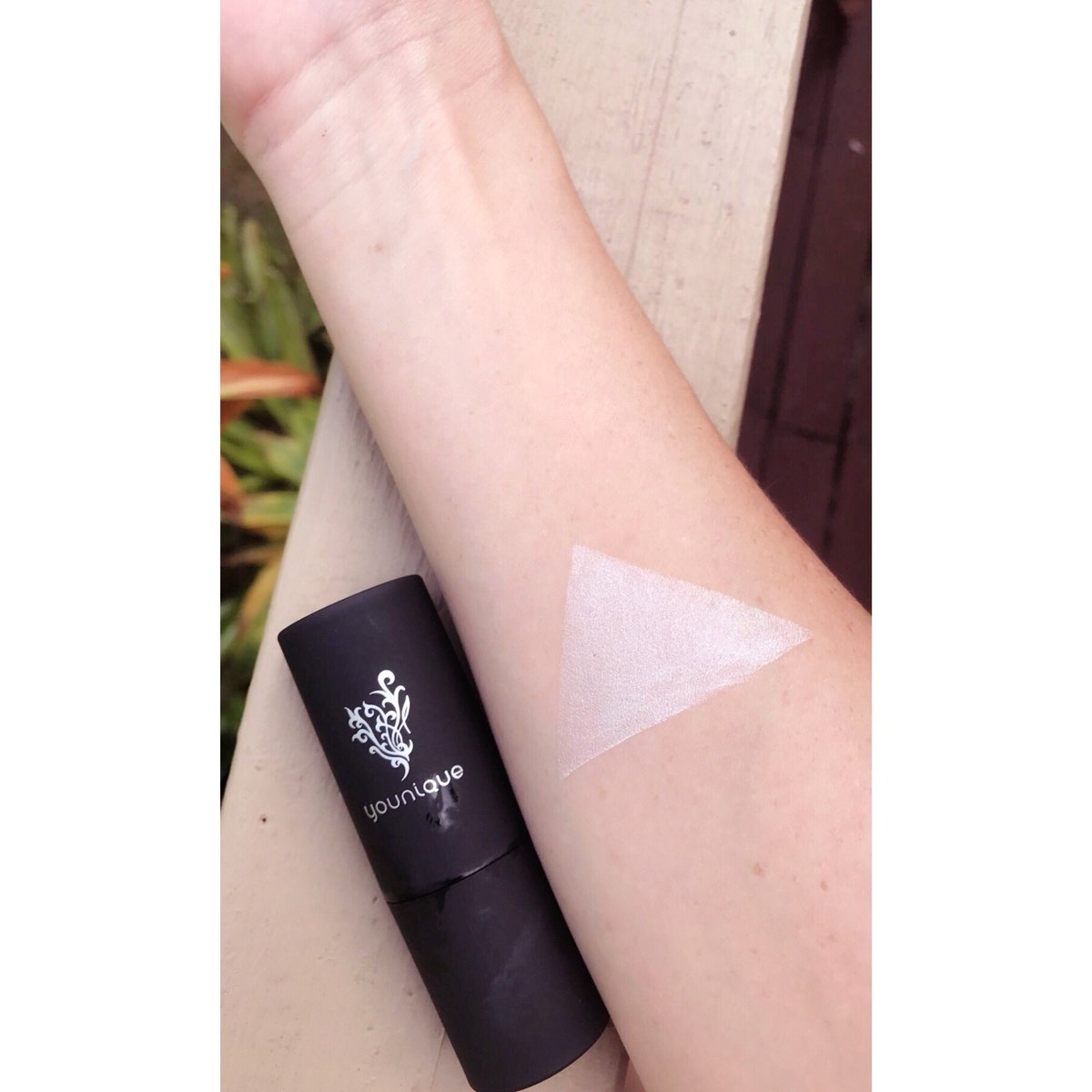 CakeyKolbi's tweet photo. You guys ✊🏻💖 Cream to Powder Luminizer Stick 😻😻 Color Iridescent #younique #makeup #goals #highlightstick
https://t.co/14IBa5CERu https://t.co/DO2nL8rQWI