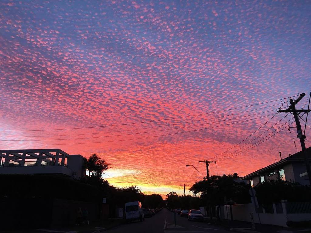 aimzbradley's tweet photo. Red sky in the morning, is a commuters warning 🌅
#sworks #commuterlyf #sunrise #melbourne https://t.co/Juj6lnc2pG https://t.co/d7TUSn6agG