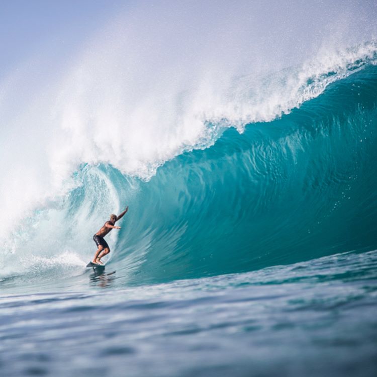 QuikBrasil's tweet photo. Passando na timeline o @KoaRothman, vencedor do #WAVEOFTHEWINTER, da @Surfline. https://t.co/XXcTqQmM1J