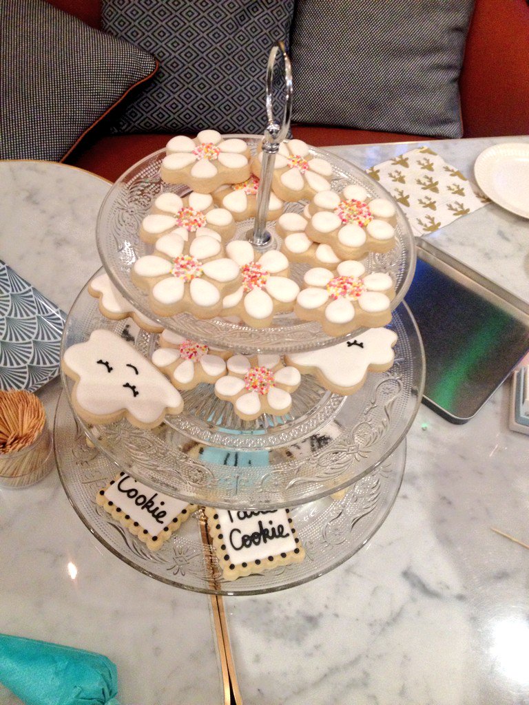 Parisiantouch's tweet photo. Ce soir, on met "la main à la pâte" à l'#AperoBlog avec les délicieux gâteaux de #TatieCookie 💕 #Yummy https://t.co/UH7avpDMXe