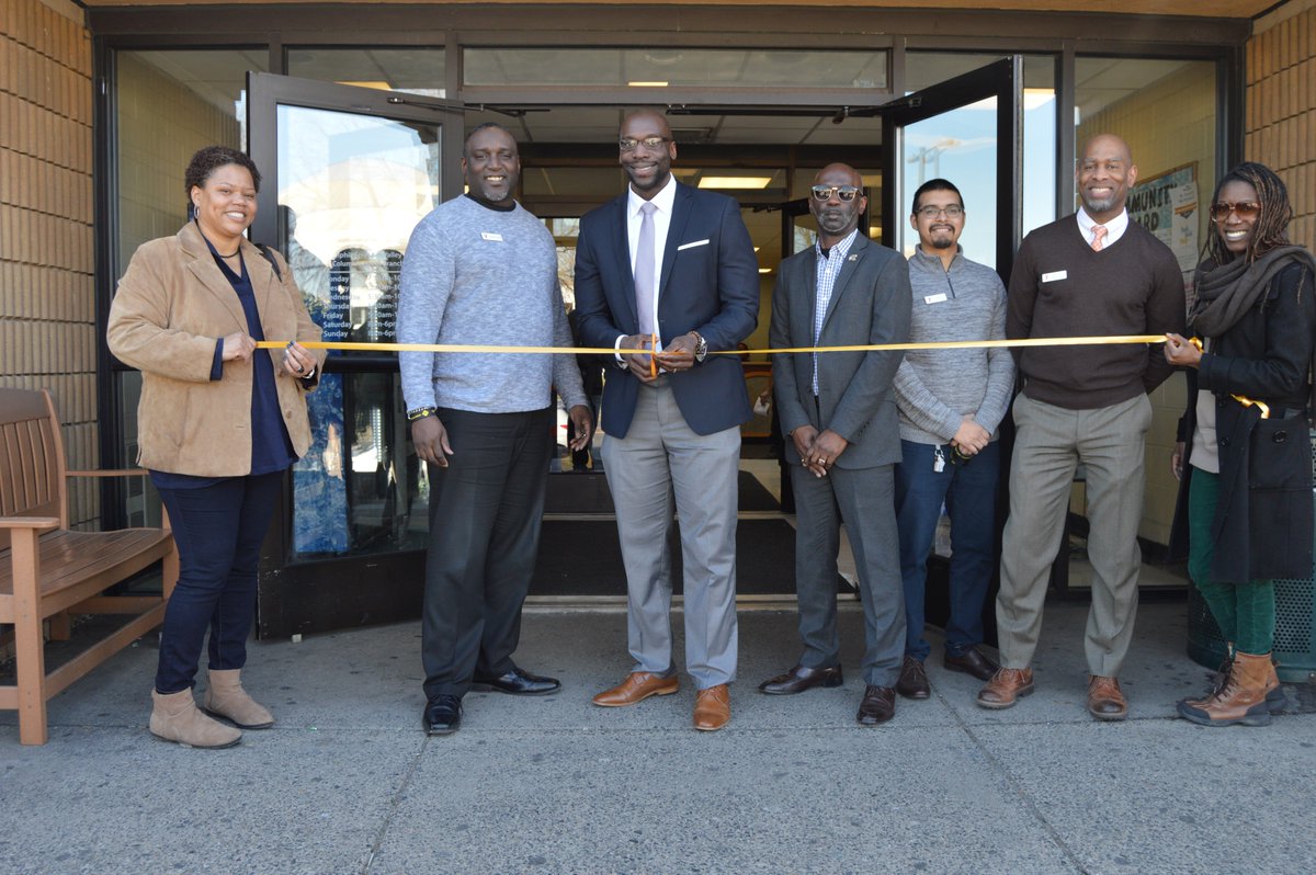 YSIPHILLY's tweet photo. Youth Service, Inc. and YMCA staff united to create a Safe Place for Philadelphia area youth. #NSPWeek2017 #WeStandTogether #SafePlace https://t.co/nXlagHPCok