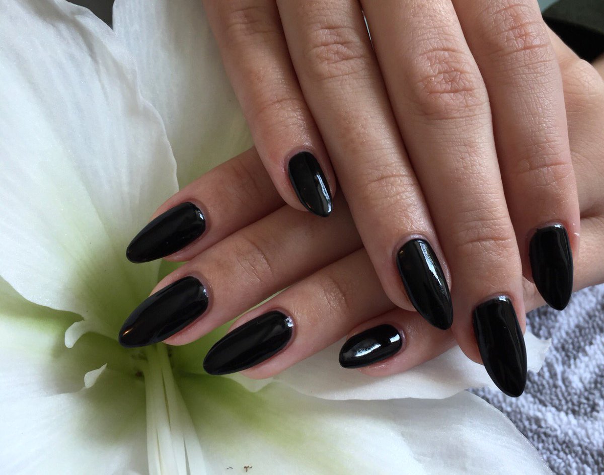 lisahsmith2003's tweet photo. Black always looks good, whatever the season! @npdirect @ChinaGlaze #gelnails #gelmanicure #beautynorthampton #nailgeek #lovenails #nails https://t.co/ctDctaja3j
