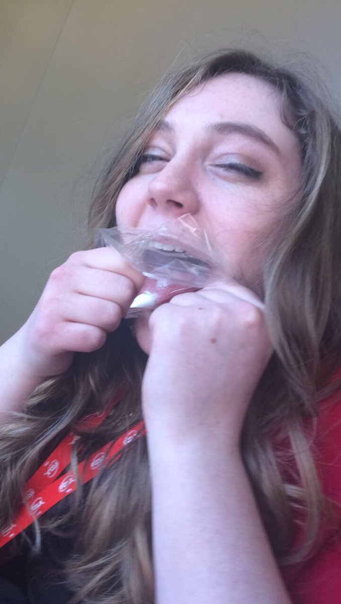 EmilyIsSingle's tweet image. When you need that powdered sugar yumminess