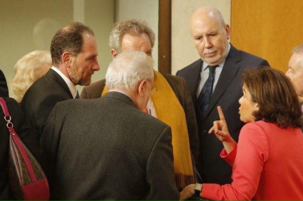 francescabad's tweet photo. -Ha quedado claro clarito lo que hay q explicar y como hay que explicarlo, verdad Màrius y Enric?
-Sí señora
-Buenos chicos, seguiré pagando https://t.co/2R0CbHEUWm