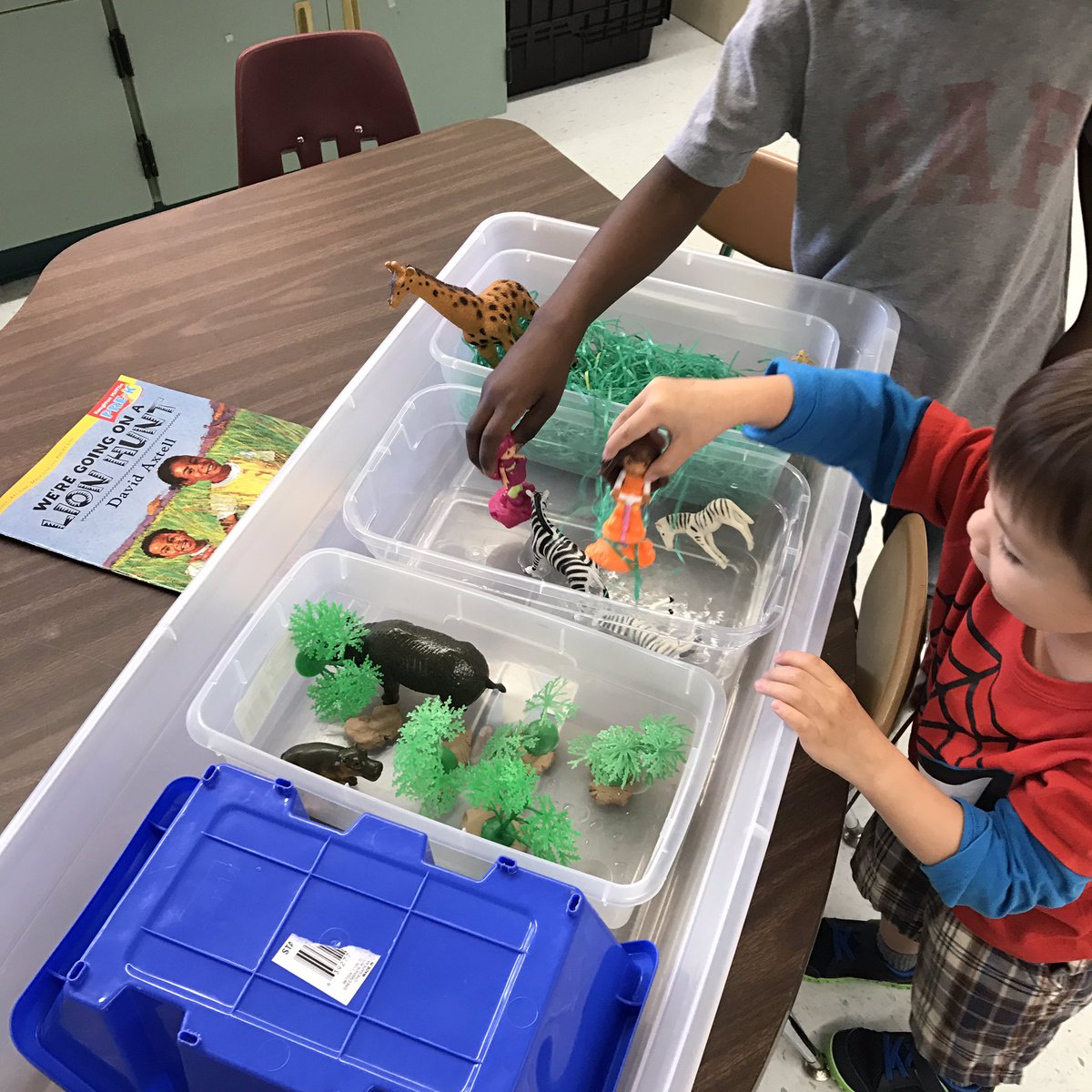 amsforjams's tweet photo. This retell prop box was fantastic for We're Going on a Lion Hunt! Thanks @prekblended #IRESPreK #vcsprek https://t.co/JCdN5EXWzh