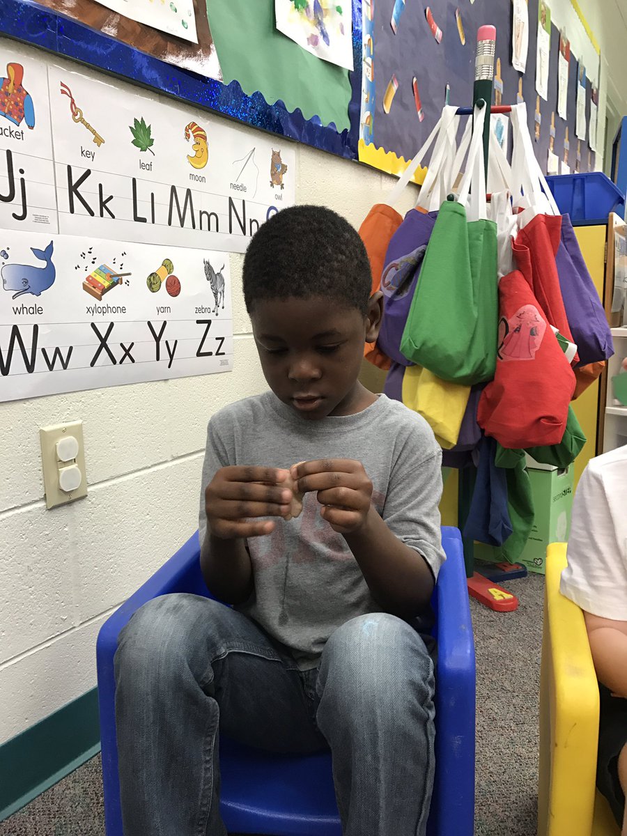 amsforjams's tweet photo. This retell prop box was fantastic for We're Going on a Lion Hunt! Thanks @prekblended #IRESPreK #vcsprek https://t.co/JCdN5EXWzh