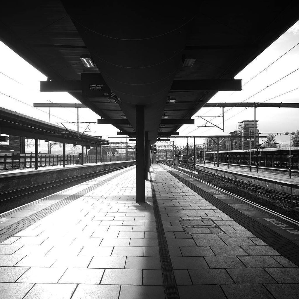 HelionaS's tweet image. This week's black and white is of an empty platform at Leeds Railway Station.

#railwaystation #trainplatform #bla… ift.tt/2ngEaZF
