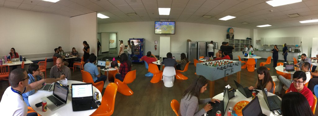 D3sC0's tweet photo. Cocina llena y birras en @Darwinzone https://t.co/ARE6voZwPg