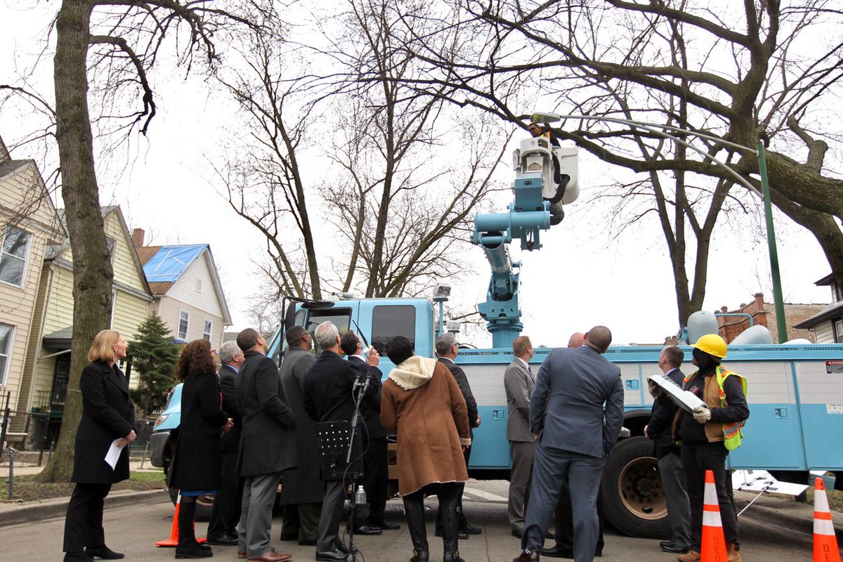 MayorRahm's tweet photo. We reached another milestone with our Smart Lighting Project, which will save Chicagoans money, time, and energy when fully implemented. https://t.co/jxgmmttvpe