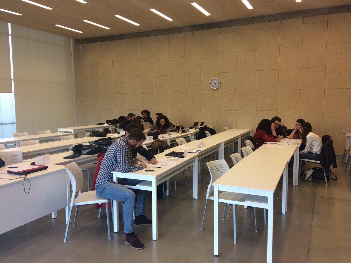 AlbertoFFdez's tweet photo. Momentos de una apasionante sesión con inmejorable alumnado sobre Operational Risk! @pablodeolavide @FiBankMasterUPO! A por el mundo chic@s! https://t.co/e0jYaNSVMb