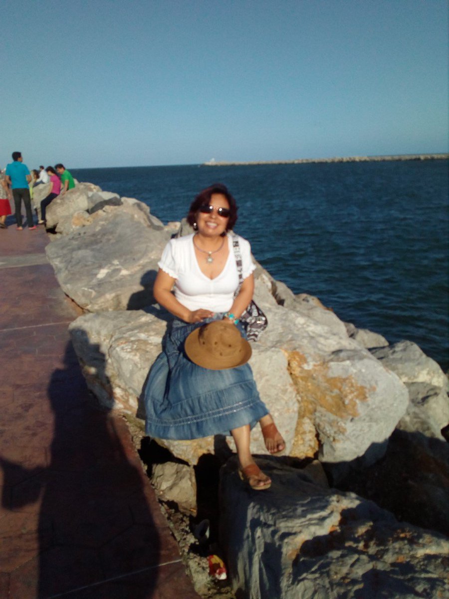 flormariapg's tweet photo. tarde de playa festejando https://t.co/P3jVfH6Vuz