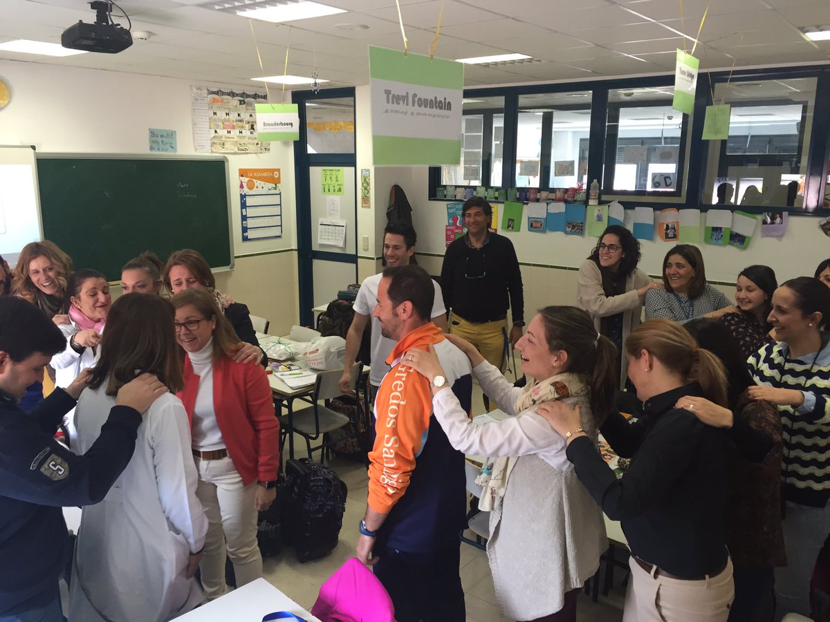 MiguelA92322646's tweet photo. innomeəting GSD A. @Juan_cultural, Jesús y Cris cierran la 2 sesión con una dinámica de cohesión de grupo... 👊🖐✌️ https://t.co/2jiXnSaOrr